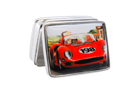 Caixa de comprimidos em prata com esmalte de carro de  corridas na tampa basculante.